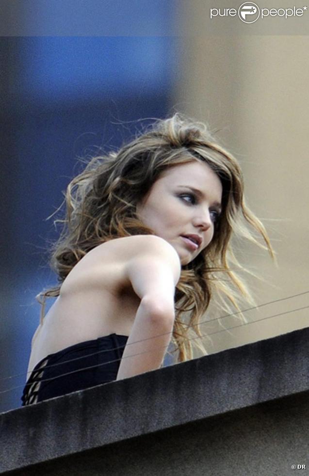 Miranda Kerr en shooting début octobre à Sydney. Vous la trouvez trop maigre ? limite anorexique ?