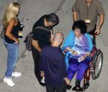 Elizabeth Taylor accompagne les aînés de Michael Jackson, Paris et Prince Michael, dans le parc d'attractions des studios Universal à Hollywood le 16 octobre 2009