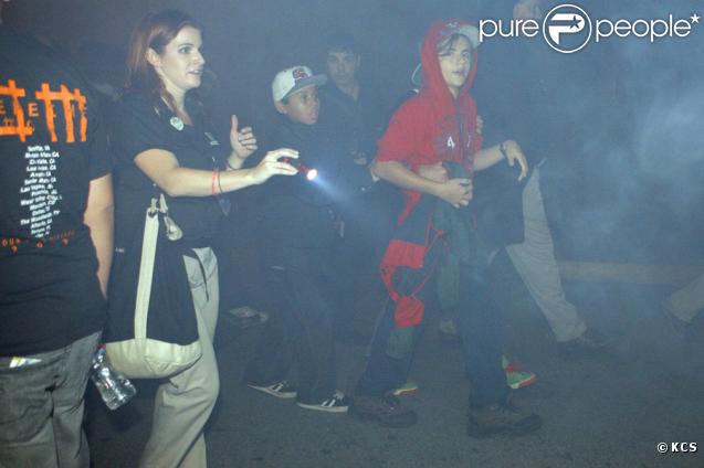 Elizabeth Taylor accompagne les aînés de Michael Jackson, Paris et Prince Michael, dans le parc d'attractions des studios Universal à Hollywood le 16 octobre 2009