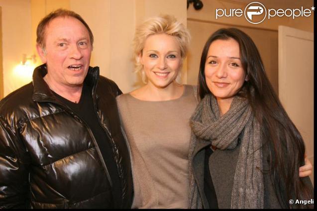 Delphine Depardieu entourée de son papa Alain et de sa belle-soeur Senia à l'issue de la générale de la pièce 