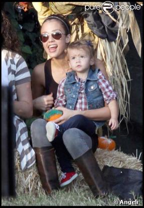 Jessica Alba et sa fille Honor Warren en pleine réflexion pour choisir leur citrouille d'Halloween le 22 octobre 2009