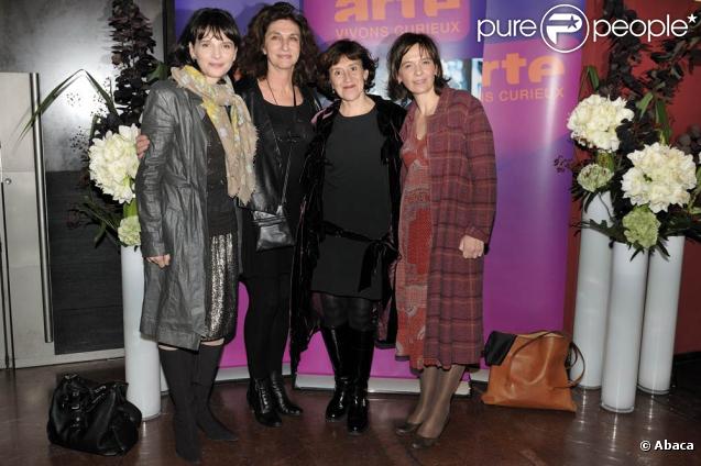 Juliette Binoche et sa soeur Marion Stalens ont présenter le documentaire intimiste  Juliette Binoche dans les yeux , le 22 octobre 2009 à Paris, avec les productrices Fabienne Servan Schreiber et Lucie Pastor 
