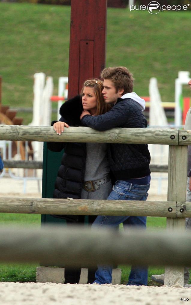 Sophie Tapie et Giovanni Castaldi passent leur dimanche à Bougival en famille. Le 11/10/09