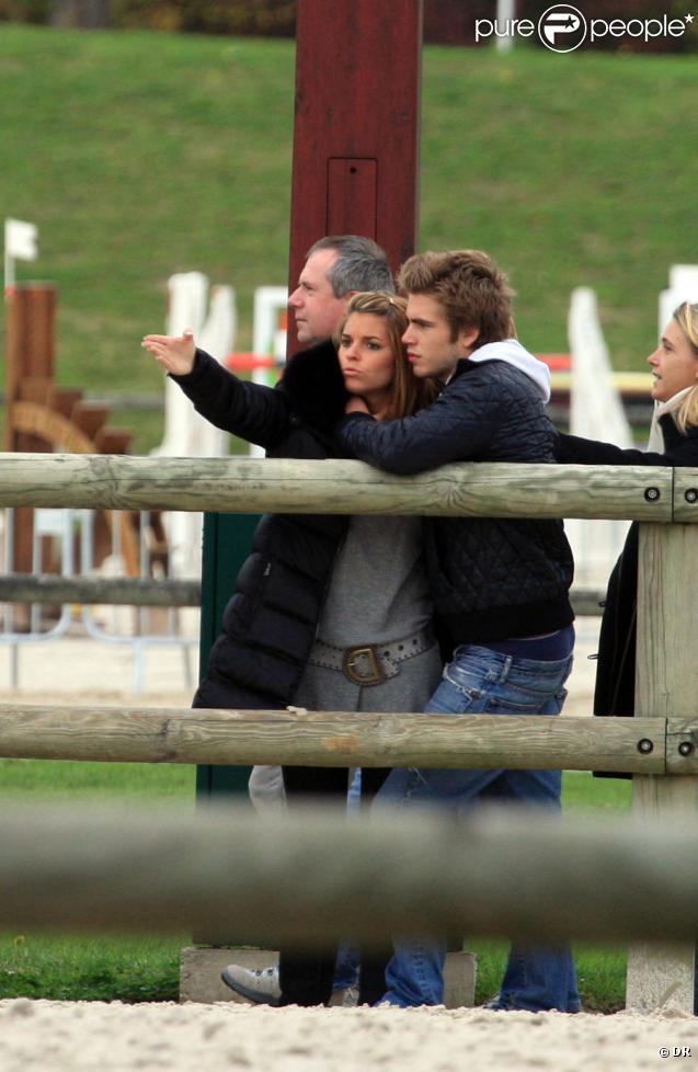 Sophie Tapie et Giovanni Castaldi passent leur dimanche à Bougival en famille. Le 11/10/09