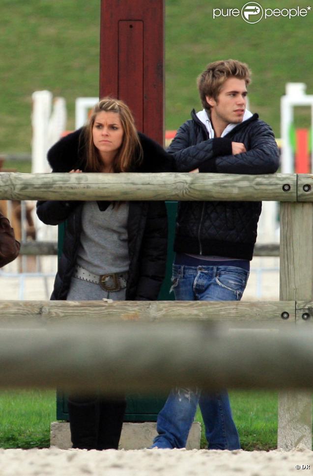 Sophie Tapie et Giovanni Castaldi passent leur dimanche à Bougival en famille. Le 11/10/09
