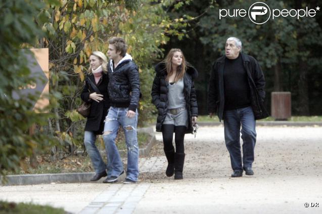Sophie Tapie et Giovanni Castaldi passent leur dimanche à Bougival en famille, avec Jean-Pierre et Corinne Castaldi. Le 11/10/09