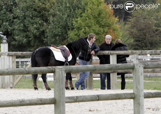 Sophie Tapie, Giovanni Castaldi et Jean-Pierre s'occupent de la monture de Paola pendant que cette dernière fait sa reconnaissance du parcours de saut d'obstacles. 