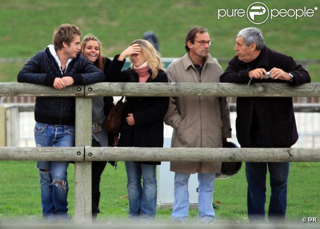 Sophie Tapie et Giovanni Castaldi passent leur dimanche à Bougival en famille. Le 11/10/09