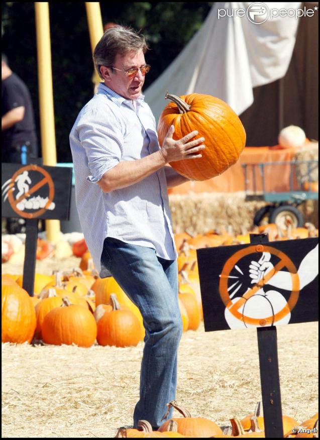 Tim Allen joue les gros bras chez Mr Bones Pumkin Patch, le 24/10/09