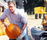Tim Allen, un papa super costaud qui se sert de la poussette de sa fille pour charger les citrouilles ! <br />