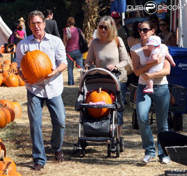 Tim Allen avec sa petite Elizabeth et sa femme Jane chez Mr Bones Pumkin Patch, le 24/10/09