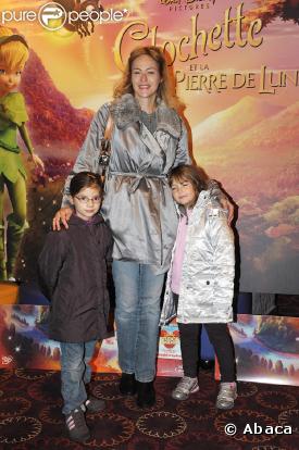 Alexandre Vandernoot, sa fille et une proche lors de la première du dessin animé Clochette et la pierre de lune à Disneyland Paris le 25 octobre 2009