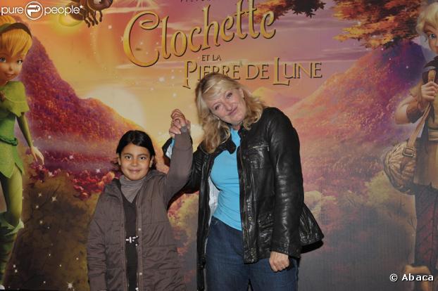 Charlotte de Turckheim et sa fille lors de la première du dessin animé Clochette et la pierre de lune à Disneyland Paris le 25 octobre 2009