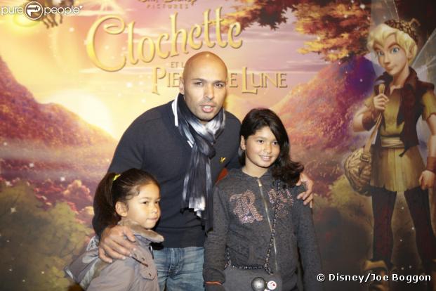 Eric Judor et ses filles à l'occasion de la projection du dessin animé Clochette et la Pierre de Lune, le 25 octobre 2009