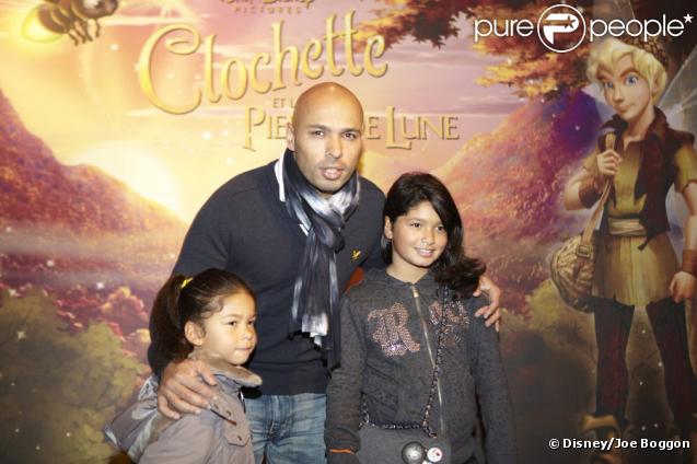Eric Judor et ses filles à l'occasion de la projection du dessin animé Clochette et la Pierre de Lune, le 25 octobre 2009