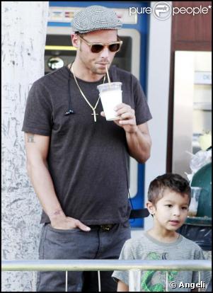 Justin Chambers de Grey's Anatomy se balade avec quatre de ses cinq enfants à West Hollywood le 25 octobre 2009