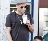 Justin Chambers de Grey\'s Anatomy se balade avec quatre de ses cinq enfants à West Hollywood le 25 octobre 2009
