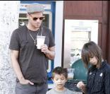 Justin Chambers de Grey's Anatomy se balade avec quatre de ses cinq enfants à West Hollywood le 25 octobre 2009