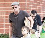 Justin Chambers de Grey's Anatomy se balade avec quatre de ses cinq enfants à West Hollywood le 25 octobre 2009
