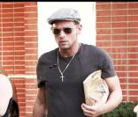 Justin Chambers de Grey's Anatomy se balade avec quatre de ses cinq enfants à West Hollywood le 25 octobre 2009
