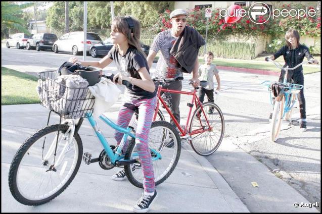 Justin Chambers de Grey's Anatomy se balade avec quatre de ses cinq enfants à West Hollywood le 25 octobre 2009