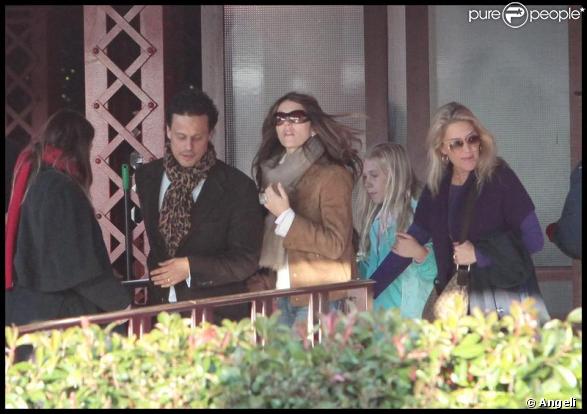 Elizabeth Hurley, son mari Arun Nayar et son fils Damian passent la journée ensemble à Disneyland Resort Paris le 25 octobre 2009