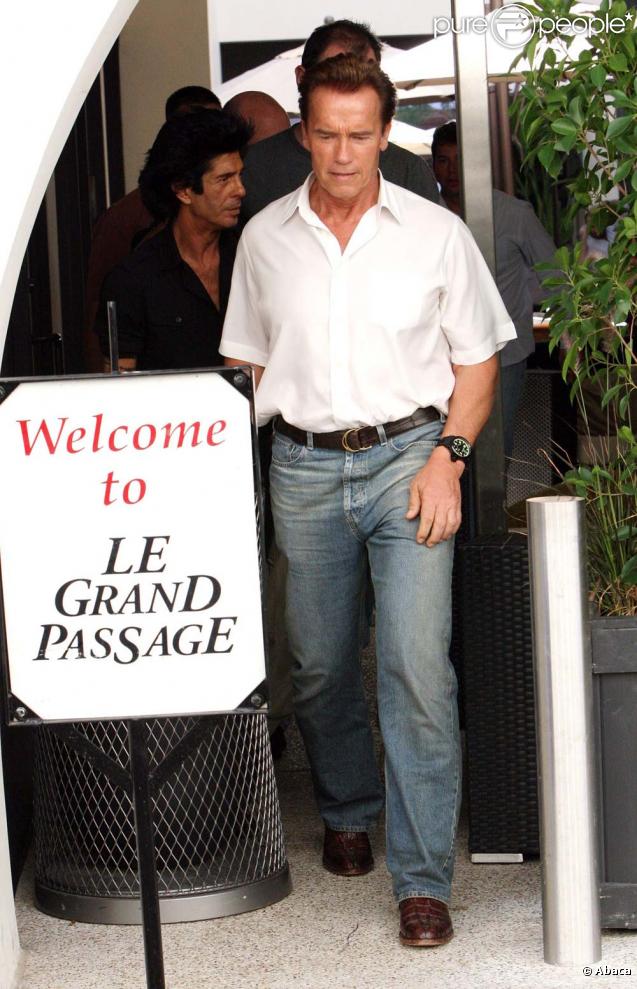 Arnold Schwarzenegger à la sortie d'un restaurant le 24 octobre 2009 !