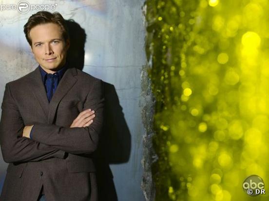 Scott Wolf de la série V : the second generation (2009)