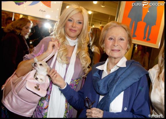 Angie de Secret Story 3 assiste au vernissage de l'exposition Inclusions et Portraits, de Michèle Morgan. 13/10/09