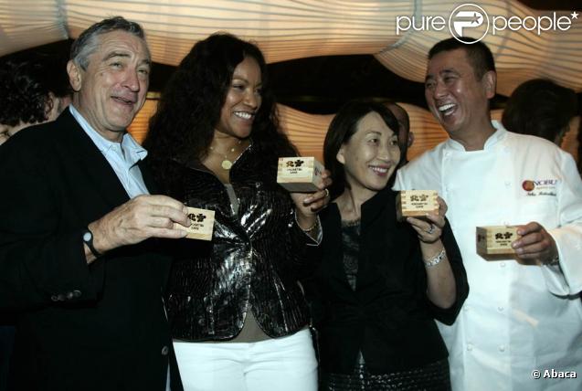 Robert de Niro et sa femme Grace Hightower sont au côté du chef japonais Nobu Matsuhisa à l'occasion de l'ouverture du restaurant Nobu à Santa-Fe, Mexico le 25 octobre 2009