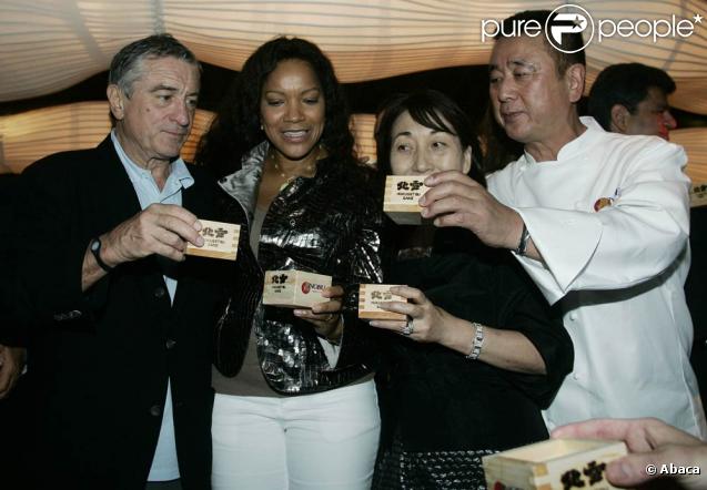 Robert de Niro et sa femme Grace Hightower sont au côté du chef japonais Nobu Matsuhisa à l'occasion de l'ouverture du restaurant Nobu à Santa-Fe, Mexico le 25 octobre 2009