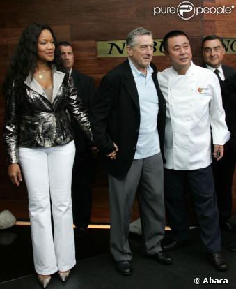 Robert de Niro et sa femme Grace Hightower sont au côté du chef japonais Nobu Matsuhisa à l'occasion de l'ouverture du restaurant Nobu à Santa-Fe, Mexico le 25 octobre 2009