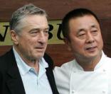 Robert de Niro et sa femme Grace Hightower sont au côté du chef japonais Nobu Matsuhisa à l'occasion de l'ouverture du restaurant Nobu à Santa-Fe, Mexico le 25 octobre 2009