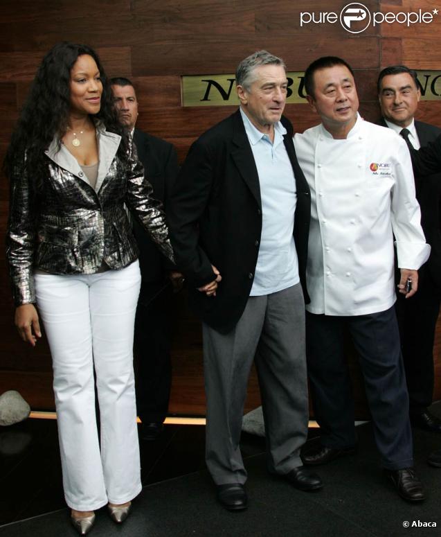 Robert de Niro et sa femme Grace Hightower sont au côté du chef japonais Nobu Matsuhisa à l'occasion de l'ouverture du restaurant Nobu à Santa-Fe, Mexico le 25 octobre 2009