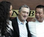 Robert de Niro et sa femme Grace Hightower sont au côté du chef japonais Nobu Matsuhisa à l\'occasion de l\'ouverture du restaurant Nobu à Santa-Fe, Mexico le 25 octobre 2009