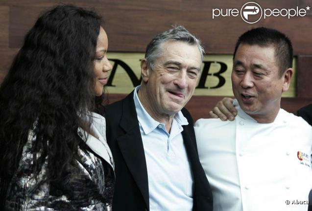 Robert de Niro et sa femme Grace Hightower sont au côté du chef japonais Nobu Matsuhisa à l'occasion de l'ouverture du restaurant Nobu à Santa-Fe, Mexico le 25 octobre 2009
