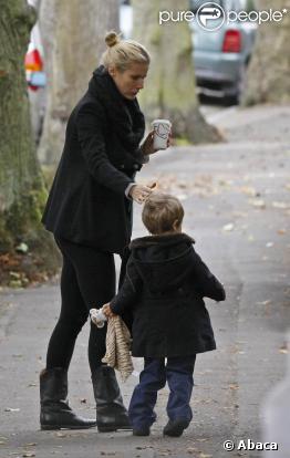 Gwyneth Paltrow emmène son fils Moses - qu'elle a eu avec Chris Martin, le leader de Coldplay - à l'école le 12 octobre 2009 à New York