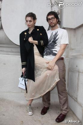 Sean Lennon et Charlotte Kemp Muhl à la sortie du défilé Chanel à Paris, ont volé la vedette aux mannequins !
