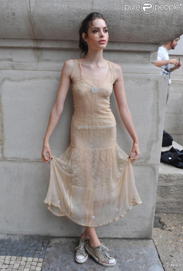 Sean Lennon et Charlotte Kemp Muhl à la sortie du défilé Chanel à Paris, ont volé la vedette aux mannequins !