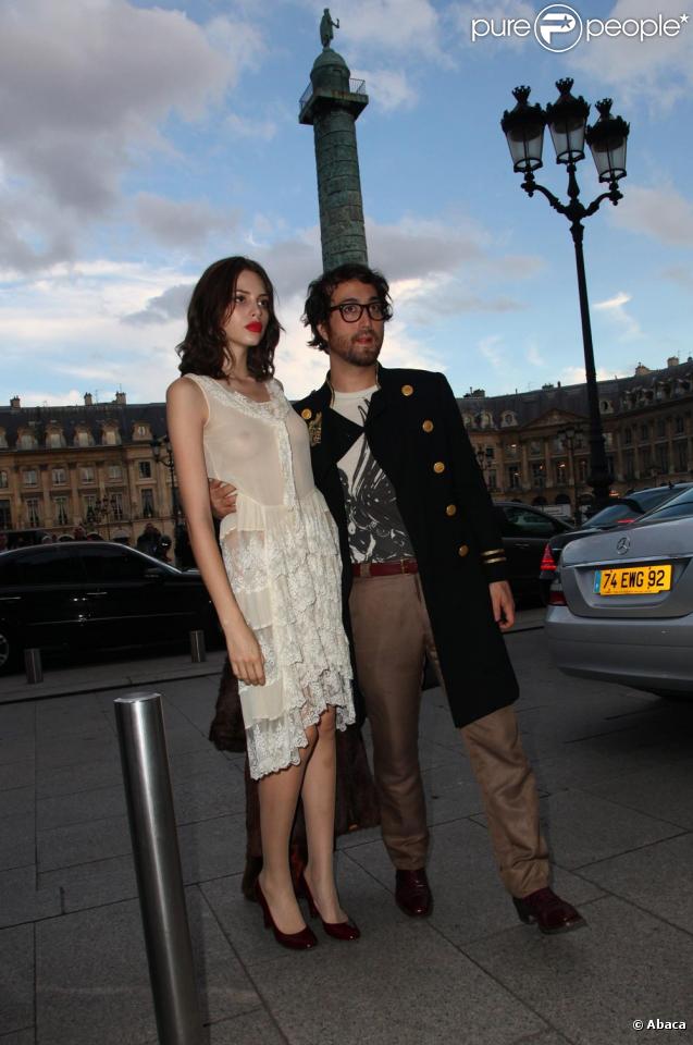 Sean Lennon et Charlotte Kemp Muhl à la sortie du défilé Chanel à Paris, ont volé la vedette aux mannequins !