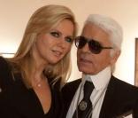 Karl Lagerfeld et Veronika Ferres lors de l'exposition We Love Hair pour le 111e anniversaire de Schwarzkopf le 27 octobre 2009 à Düsseldorf en Allemagne