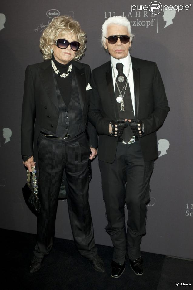Karl Lagerfeld et Gabriele Henkel  lors de l'exposition 