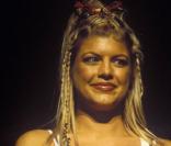 Fergie en 1999 lors d'un concert avec les Black Eyed Peas