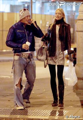 Mickey Rourke et sa charmante et jeune petite amie, à l'occasion de l'illumination de West Village, à New York, le 26 octobre 2009 !