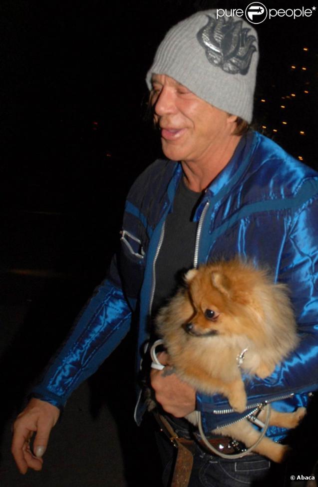 Mickey Rourke et son charmant Woofy, à l'occasion de l'illumination de West Village, à New York, le 26 octobre 2009 !