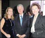 Kerry Kennedy, Bill Clinton et Letizia Moratti lors du gala à Milan le 29 octobre 2009 pour la Fondation Robert Kennedy