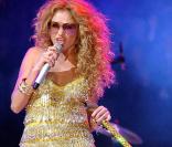 La torride Paulina Rubio en concert... et ses jambes de rêve ! 