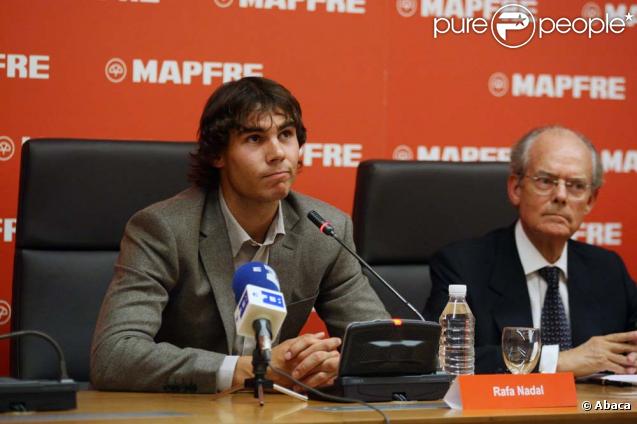 Rafael Nadal reçoit le prix Espagnol Unviversel 2009, puis s'exprime sur les révélations d'Andre Agassi, le 29 octobre  2009 à Madrid.