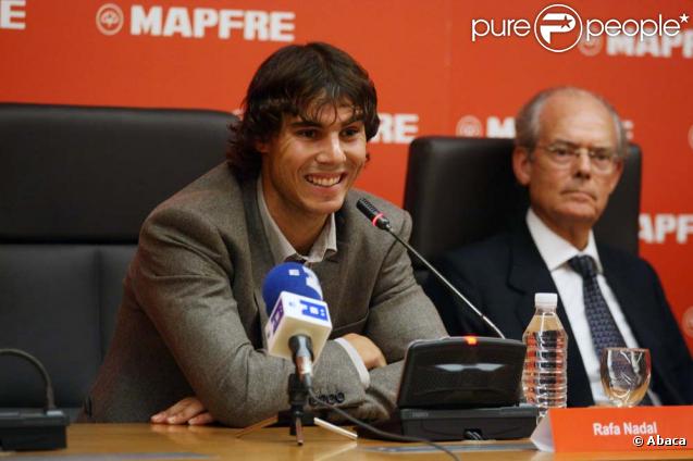 Rafael Nadal reçoit le prix Espagnol Unviversel 2009, puis s'exprime sur les révélations d'Andre Agassi, le 29 octobre  2009 à Madrid.