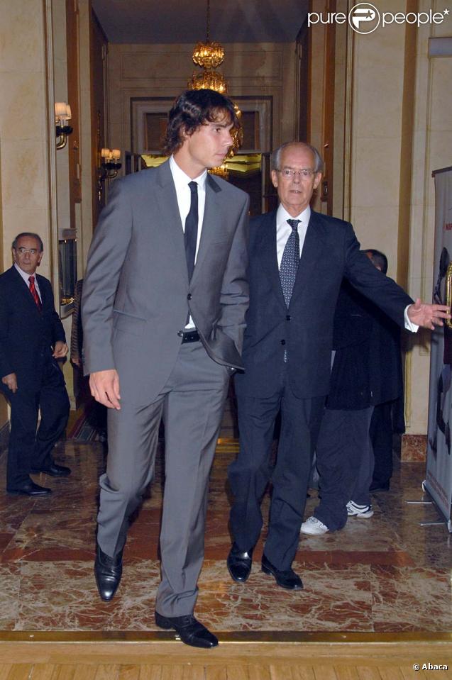 Rafael Nadal reçoit le prix Espagnol Unviversel 2009, puis s'exprime sur les révélations d'Andre Agassi, le 29 octobre  2009 à Madrid.